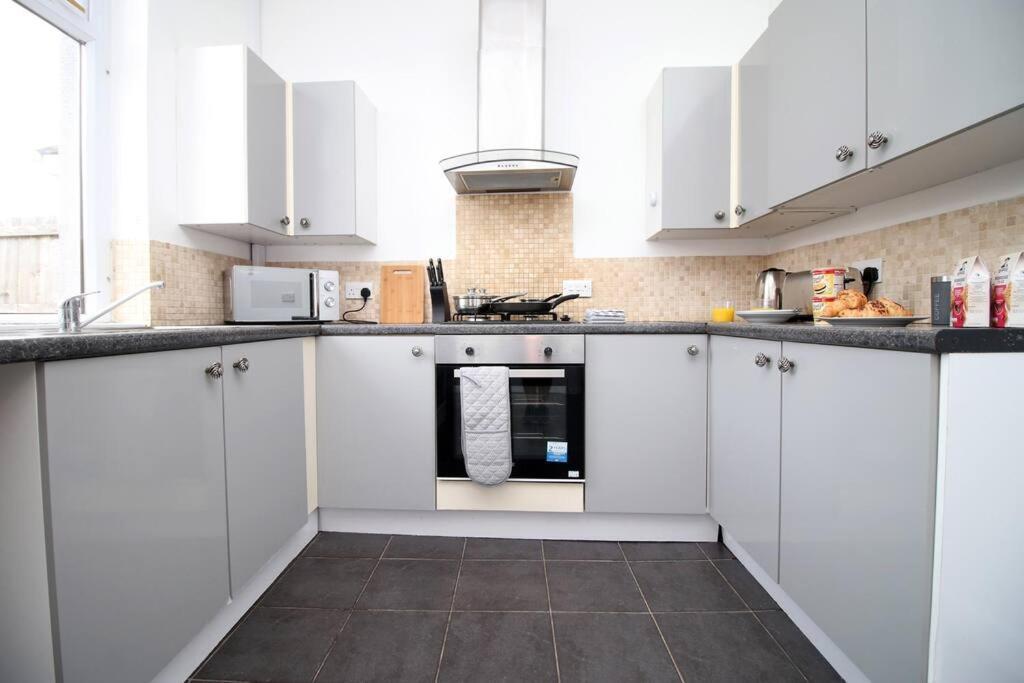 Holiday House For 7 Guests, Free Wi-Fi & Self Check-In Explore Newport Vila Exterior foto