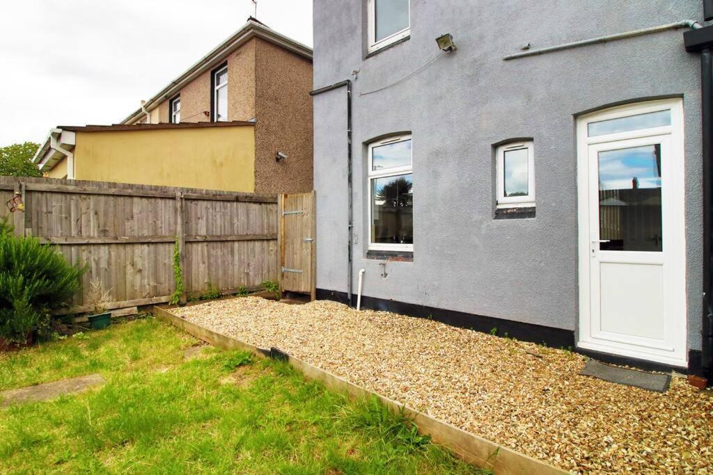 Holiday House For 7 Guests, Free Wi-Fi & Self Check-In Explore Newport Vila Exterior foto