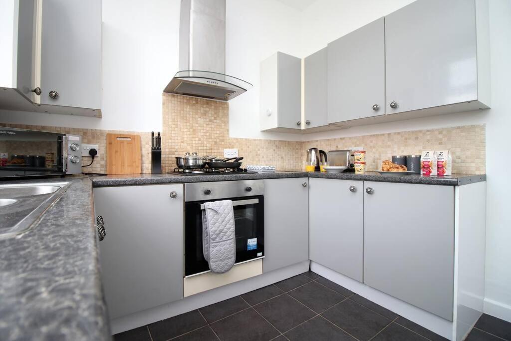 Holiday House For 7 Guests, Free Wi-Fi & Self Check-In Explore Newport Vila Exterior foto