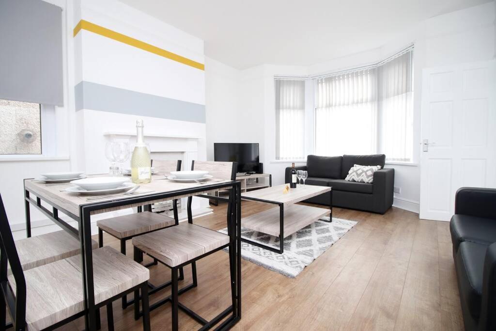 Holiday House For 7 Guests, Free Wi-Fi & Self Check-In Explore Newport Vila Exterior foto