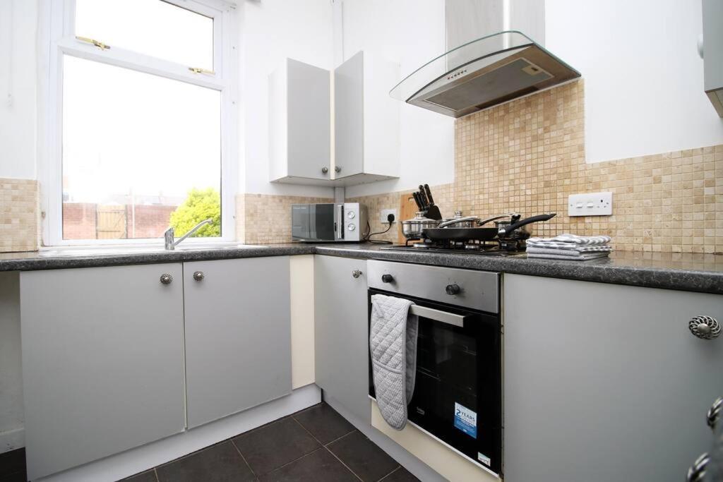 Holiday House For 7 Guests, Free Wi-Fi & Self Check-In Explore Newport Vila Exterior foto