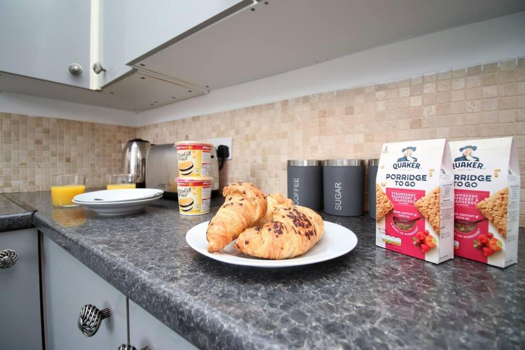 Holiday House For 7 Guests, Free Wi-Fi & Self Check-In Explore Newport Vila Exterior foto