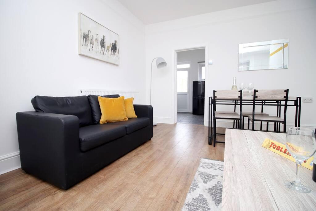 Holiday House For 7 Guests, Free Wi-Fi & Self Check-In Explore Newport Vila Exterior foto