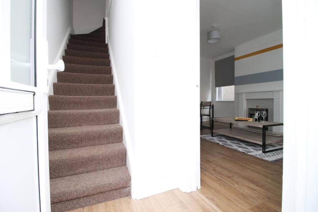 Holiday House For 7 Guests, Free Wi-Fi & Self Check-In Explore Newport Vila Exterior foto