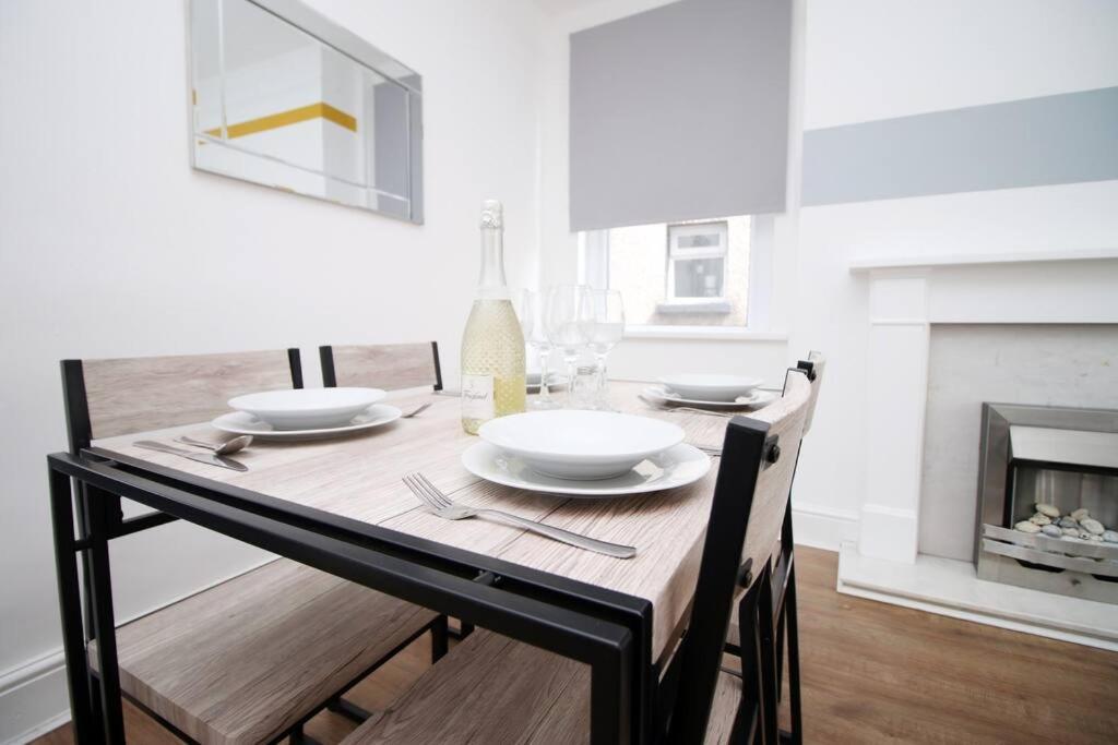 Holiday House For 7 Guests, Free Wi-Fi & Self Check-In Explore Newport Vila Exterior foto