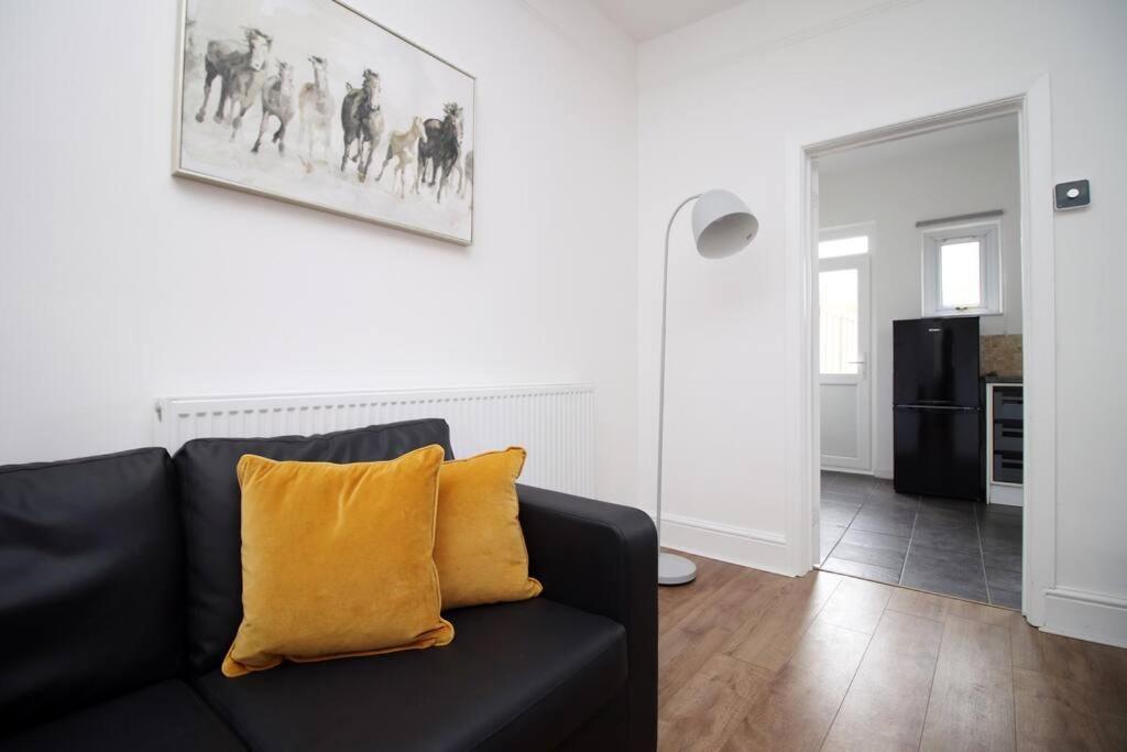Holiday House For 7 Guests, Free Wi-Fi & Self Check-In Explore Newport Vila Exterior foto