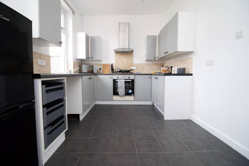 Holiday House For 7 Guests, Free Wi-Fi & Self Check-In Explore Newport Vila Exterior foto