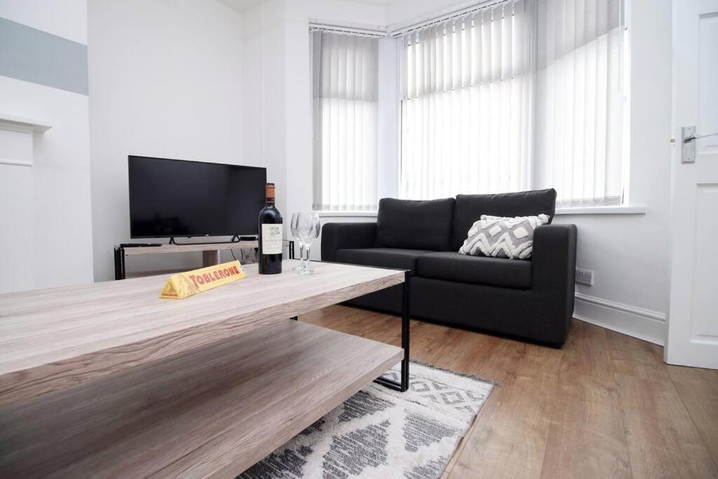 Holiday House For 7 Guests, Free Wi-Fi & Self Check-In Explore Newport Vila Exterior foto
