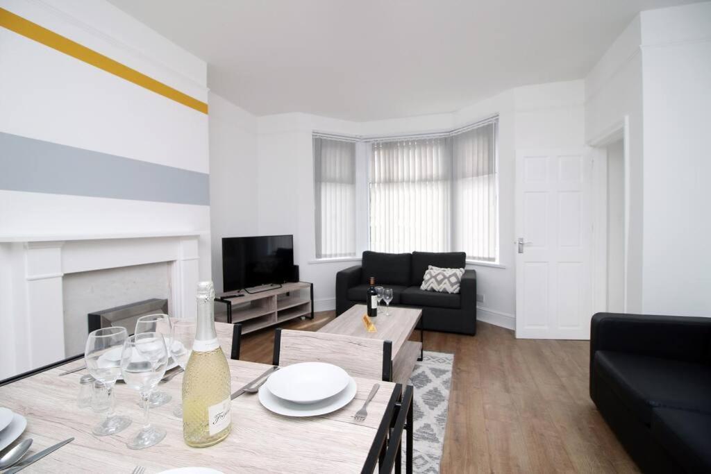 Holiday House For 7 Guests, Free Wi-Fi & Self Check-In Explore Newport Vila Exterior foto